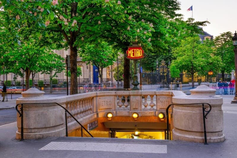 Next stop, C:\ ... Paris Metro screen goes off the tracks